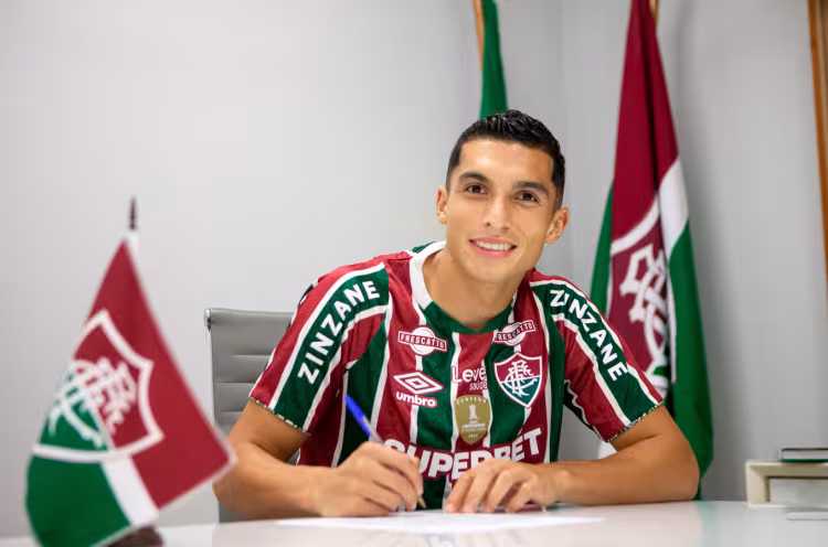 Atacante Kevin Serna assina com o Fluminense (Foto: Lucas Merçon/FFC)